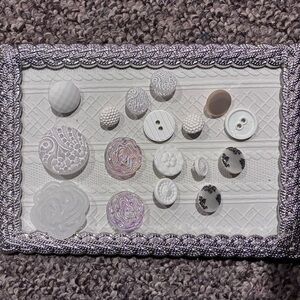Vintage Sewing / Crafting Buttons, for clothing, jewelry, or crafts.
Total: 17
